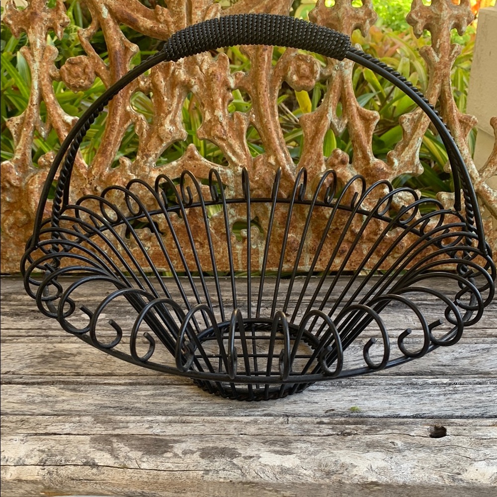 Vintage Elegant Black Wrought Iron Basket - Picture 11 of 11